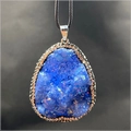 Blauer Druzy Kristallanhänger in Tropfenform mit funkelnden Strasssteinen am Rand - 1 Perle / Kristallblau