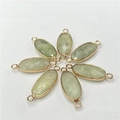 Détail de sept pendentifs en cristal naturel vert facetté avec bords dorés pour bijoux DIY - Prehnite