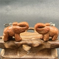 Détails de pendentifs éléphants sculptés à la main en pierre de sable rouge pailletée - Pierre de Sable d'Or (Synthétique)