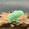 Vue détaillée du pendentif éléphant en aventurine sculpté avec bélière argentée sur bois - Aventurine Verte