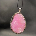 Rosafarbener birnenförmiger Druzy-Kristallanhänger mit doppelreihigem Strassrand - 1 Perle / Kristallrosa