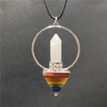 Detailansicht eines Chakra-Kristallanhängers mit Bergkristall und Pyramidenform - Regenbogenstein