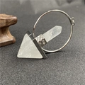 Detail eines klaren natürlichen Quarzanhängers mit silbernem geometrischem Metallring - Bergkristall