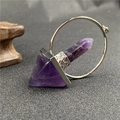 Nahaufnahme eines lila Amethyst-Kristallanhängers mit filigraner silberner Metallfassung - Amethyst