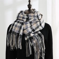 Écharpe d'hiver à carreaux gris noir et beige avec pompons doux et texture chaude - Noir & Blanc