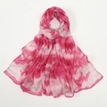 Vista dettagliata della sciarpa leggera tie-dye rosa e bianca con bordi arrotolati - Tie-Dye Rosa Rosso (VE002-4#)