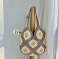 Handgefertigte khakifarbene Häkeltasche mit 3D weißen Gänseblümchen-Strickmustern - Braun