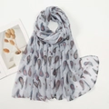 Dettaglio della sciarpa con motivo paisley e accenti rosa su tessuto grigio chiaro - Grigio Paisley (VE028-2#)