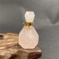 Geometrischer Rosenquarz-Parfümflakon-Anhänger mit goldenen Ösen und facettiertem Finish - Rosenquarz