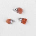 Drie ruwe oranje kristallen hangers met verzilverde randen en ophangogen - Zonnesteen