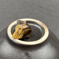 Pendentif crâne en oeil de tigre avec fermoir argenté sur socle céramique - Œil de tigre
