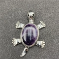 Squisito ciondolo a tartaruga con grande ametista viola ovale incastonata in metallo argento - Ametista 1pc