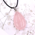 Collar con colgante de gota de cuarzo rosa natural y cordón negro con cierre plateado - Cuarzo rosa