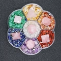 Set di 7 cristalli naturali geometrici in una scatola a forma di petalo di plastica - Combo di Ghiaia di Quarzo Rosa (JC868)