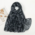 Dettaglio della sciarpa estiva in voile con stampa foglia di fenice bianca su nero - Barocco Nero Bianco (VE030-1#)