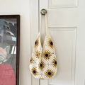 Handgefertigte Häkel-Hobo-Tasche mit Sonnenblumenmuster im cremeweißen Boho-Stil - Sonnenblumen-Muster / Altweiß