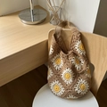 Handgefertigte Häkeltasche in Braun mit gelbem Gänseblümchenmuster auf Holzstuhl - Gänseblümchen-Muster / Khaki