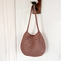 Borsa tote marrone lavorata all'uncinetto con tracolla larga e motivo a rete boho - Rosa Polvere