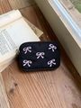Zwarte canvas portemonnee met roze strikjes op een vintage houten vensterbank - Zwart Met Roze Strik Borduurwerk