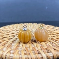 Gros plan de pendentifs citrouille jaune miel translucides avec texture nervurée fine - Topaze