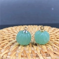 Gros plan de pendentifs citrouille en aventurine verte avec fermoirs dorés et argentés - Aventurine Verte