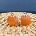 Détail de pendentifs en forme de citrouille avec attaches dorées et argentées DIY - Agate rouge