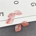 Detailansicht von fünf rosa lichtdurchlässigen Blattperlen für DIY-Schmuckherstellung - Wassermelonenrot (Synthetisch)
