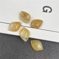 Makro-Detail von gelben Blatt-Achat-Steinen für DIY-Haarnadeln und traditionellen Schmuck - Topas