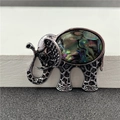 Broche éléphant vintage en argent avec incrustation d'abalone et texture géométrique - Style Éléphant Coquille d'Abalone
