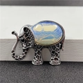Broche éléphant vintage en métal argenté avec incrustation d'opale ovale - Style Éléphant Opale (Synthétique)