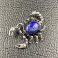 Broche scorpion en argent vintage avec pierre de lapis-lazuli bleue sur cuir noir - Lapis-lazuli