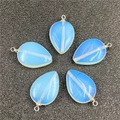 Set di cinque ciondoli in opale blu a forma di foglia con ganci in argento - Opalite (Sintetico)