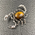 Broche scorpion avec pierre œil de tigre ovale et finition en métal argenté vieilli - Œil de tigre