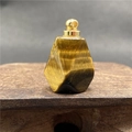 Ciondolo boccetta di profumo in occhio di tigre con tappo dorato e taglio geometrico - Occhio di Tigre Con Tappo Oro / 1 Pezzo (Solo Ciondolo - Senza Catena)