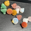 Dettaglio macro di perline di loto multicolore in giada e quarzo per gioielli fai da te - Misto Casuale
