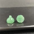 Dettaglio di ciondoli a loto in agata verde con incisioni per gioielli fai da te - Avventurina Verde