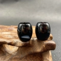 Gepolijste zwarte agaat kralen met 5 mm gat op houten standaard voor sieraden maken - Zwarte agaat