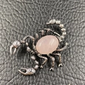 Broche scorpion en argent vintage avec une grande pierre précieuse rose ovale - Quartz rose