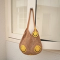 Braune Strick-Einkaufstasche mit drei gelben Häkel-Smilies vor weißem Hintergrund - Khaki (Mit Innentasche)