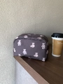 Süße dunkelgraue Kosmetiktasche mit weißen Bärenprints und Reißverschluss auf Holzoberfläche - Dunkelgrau (Bären-Druck)