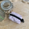 Estuche ligero de nylon rosa loto con doble cremallera negra y mosquetón de transporte - Rosa