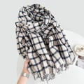 Sciarpa a quadri con frange in morbida maglia bianca e nera simil-cachemire per l'inverno - 64*185cm / Nero & Bianco