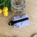 Estuche ligero de nailon violeta con cremallera negra y mosquetón para accesorios - Morado