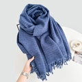Dicker dunkelblauer Winterschal mit Fransen auf einem minimalistischen weißen Tisch - 67*180cm / Blau