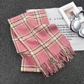 Écharpe à carreaux rose d'hiver avec franges sur tissu gris et accessoires de mode - 185cmx62cm / Rose