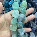 Gros plan de perles en fluorite verte naturelle irrégulière pour création de bijoux - Fluorite