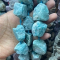 Gros plan de perles d'amazonite brute montrant la texture bleue et la finition naturelle - Amazonite