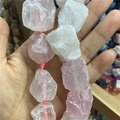 Gros plan de cristaux de quartz rose bruts avec texture naturelle pour bijoux DIY - Quartz rose