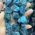Détail de pierres d'apatite bleue naturelle sur cordon pour création de bijoux DIY - Apatite