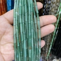 Dettaglio macro di perle di agata verde con una consistenza liscia e traslucida in bambù - Agata verde